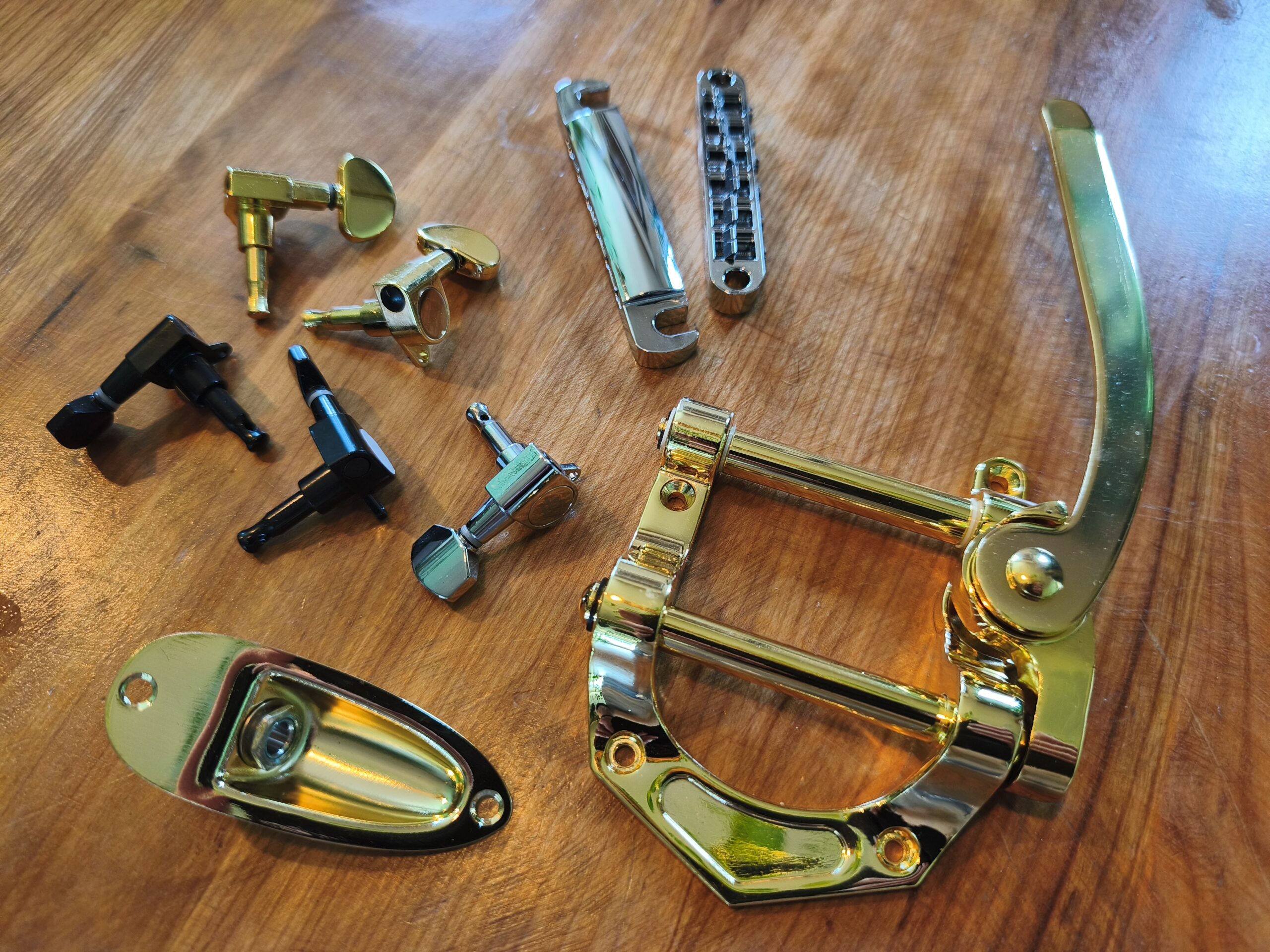 Hals, Mechaniken und Tonabnehmer im Detail